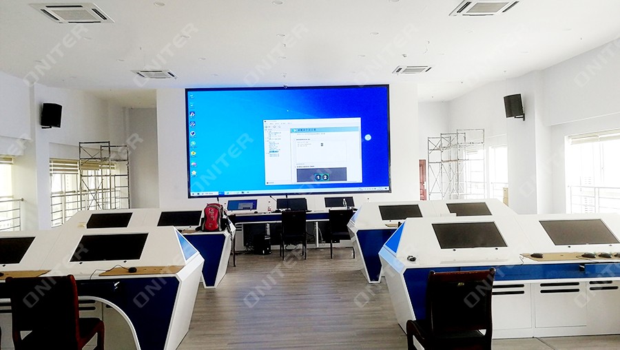 指挥中心大屏和专业音箱