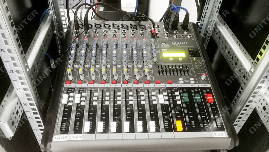 指挥中心的ONITER模拟调音台