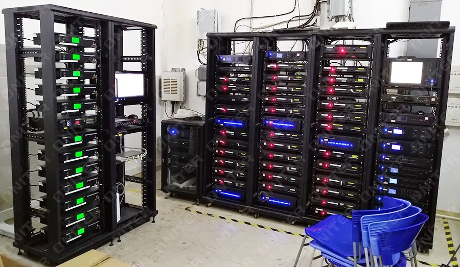 广播系统设备机房实拍 广播前置放大器和服务器