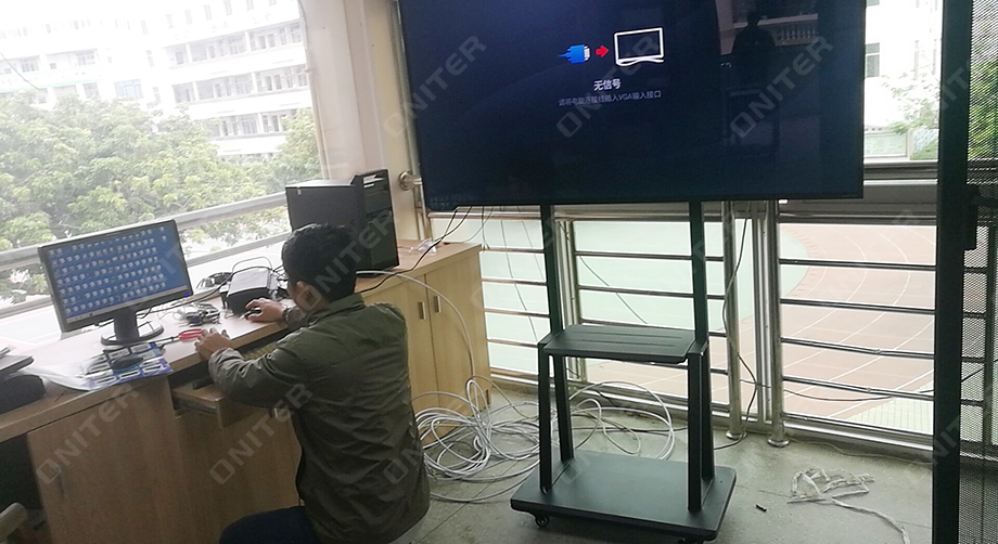 10、ONITER技术员正在调试广播系统.jpg