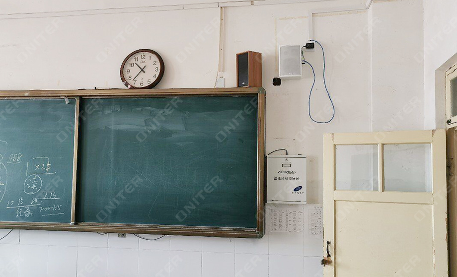 3、中学教室安装了ONITER网络音箱NT-8907.jpg 3、中学教室安装了ONITER网络音箱NT-8907.jpg