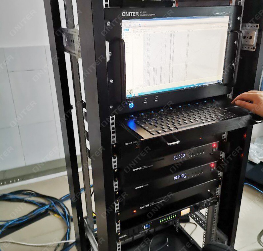 8、ONITER技术工程师正在调试IP网络广播服务器.jpg