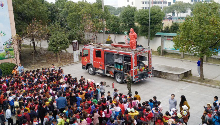 2、正在学习消防知识的上虞盖北镇小学生.jpg