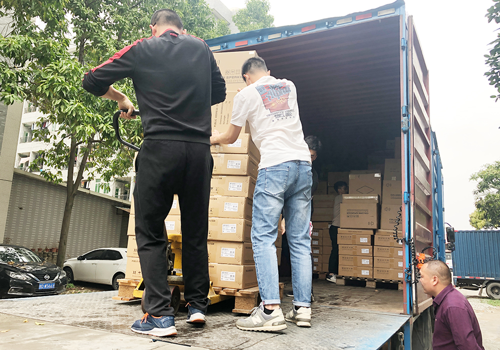 雄音小伙伴正在帮忙卸货