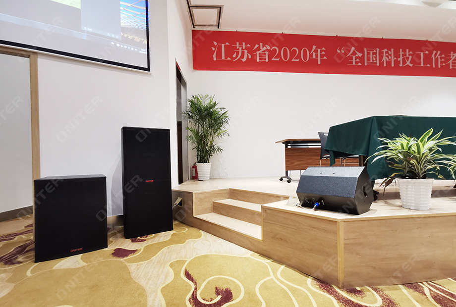 报告厅投影仪和专业音箱