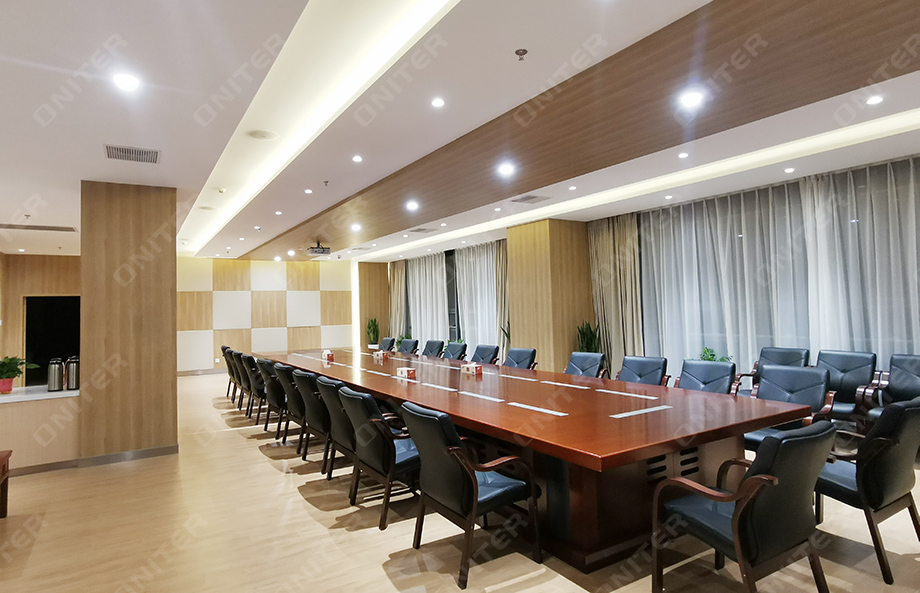 小会议室安装了天花喇叭