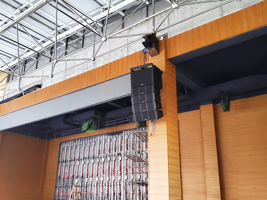 ONITER线阵列音箱实拍-1.jpg ONITER线阵列音箱实拍-1.jpg